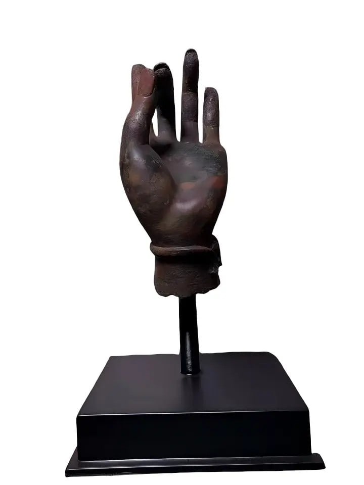 A fine bronze Buddha hand from the Liao and Jin periods: Bronze Buddha hand from the Liao and Jin periods SIZE: L:21cm W:8.5 cm H:6.5 cm W:0.9kg (The Dimensions Of All Batches Are Manually Measured.If You Need More Detailed Information, Please Contact Our C