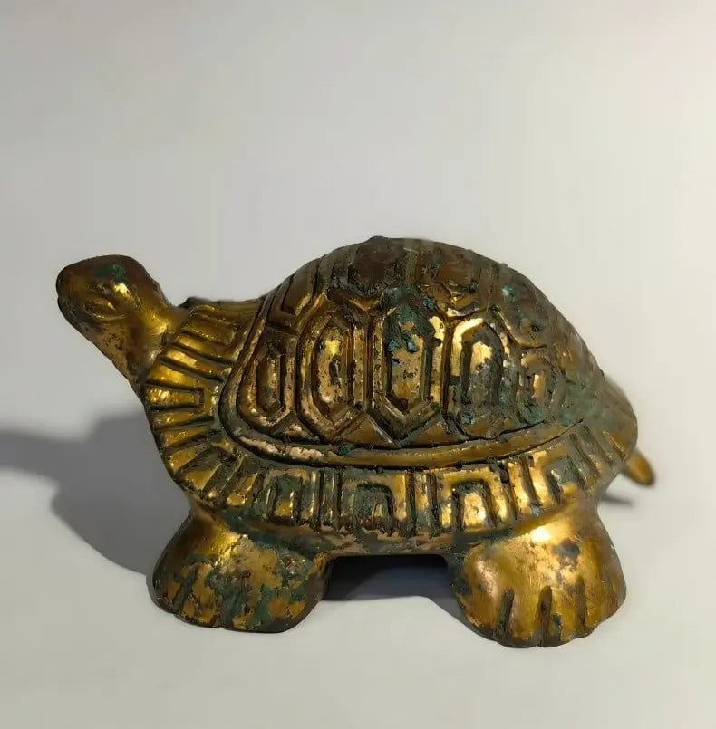 A fine Han Dynasty gilt bronze turtle-shaped paperweight: Han dynasty gilt bronze turtle-shaped paperweight SIZE: L:6.5cm H:3.5cm (The Dimensions Of All Batches Are Manually Measured.If You Need More Detailed Information, Please Contact Our Customer Service 