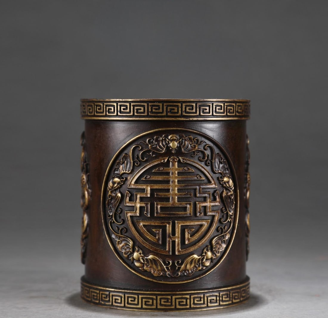 A fine Ming Dynasty gilt bronze brush pot with double dragons playing with pearls, bats gathered in: Ming Dynasty gilt bronze brush pot with double dragons playing with pearls, bats gathered in a group of longevity paintings SIZE: H:11.3cm D:9.8cm W:2.5kg (The Dimensions Of All Batches Are Manually M