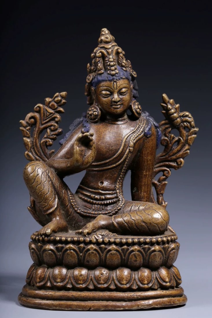 A fine Qing Dynasty seated bronze statue of the Free Guanyin (1 of 9)