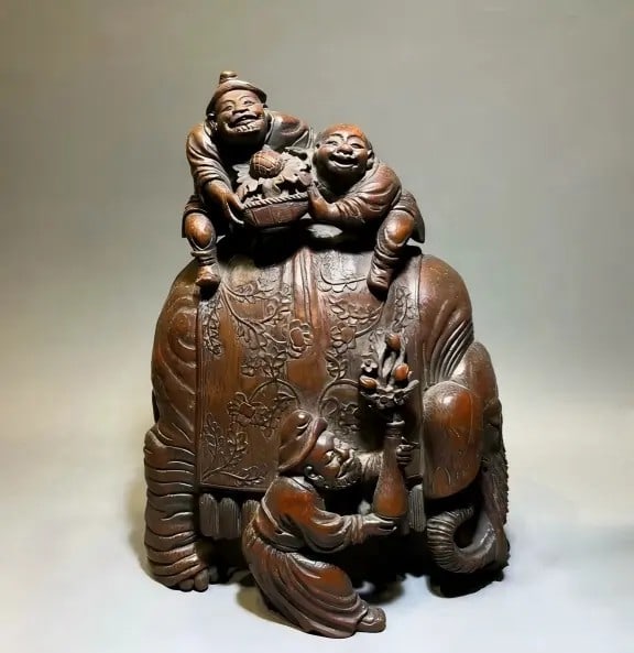A fine Qing Dynasty bamboo carving of a Hu people presenting a treasure: A Qing Dynasty bamboo carving presented by a Hu people SIZE: L:14.6cm W:11.5cm H:20.4cm W:656g (The Dimensions Of All Batches Are Manually Measured.If You Need More Detailed Information, Please Contac