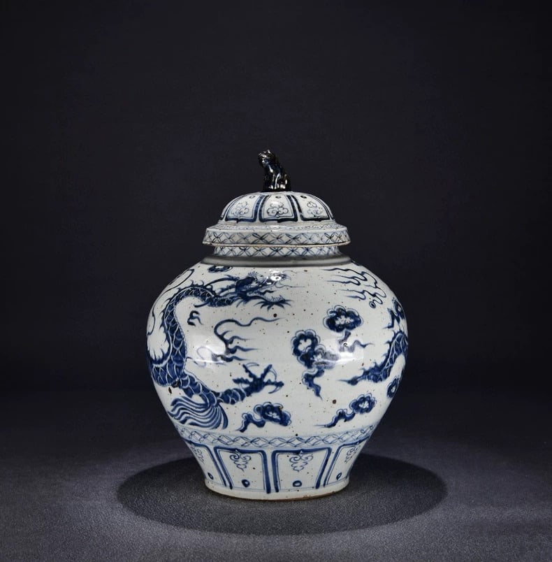 A fine Yuan Dynasty blue-and-white auspicious cloud dragon patterned lidded jar: Yuan Dynasty blue-and-white auspicious cloud and dragon patterned lidded jar SIZE: 43x32cm (The Dimensions Of All Batches Are Manually Measured.If You Need More Detailed Information, Please Contact Ou
