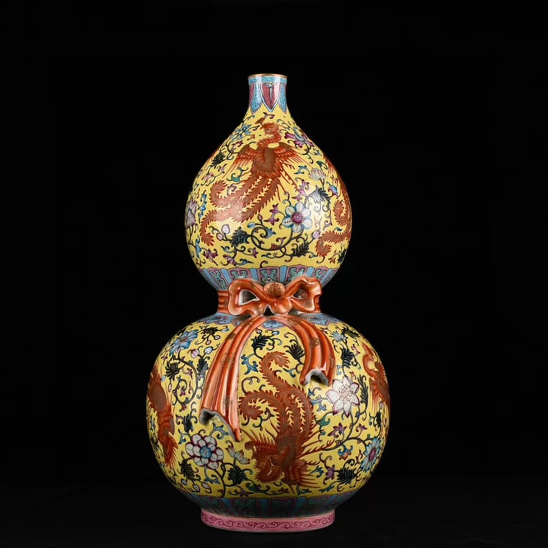 A fine Qing Dynasty Qianlong yellow ground enamel gourd vase with nine phoenixes floral flowers: Qing Dynasty Qianlong yellow ground enamel painted nine phoenixes floral gourd vase SIZE: 47x24cm (The Dimensions Of All Batches Are Manually Measured.If You Need More Detailed Information, Please Con