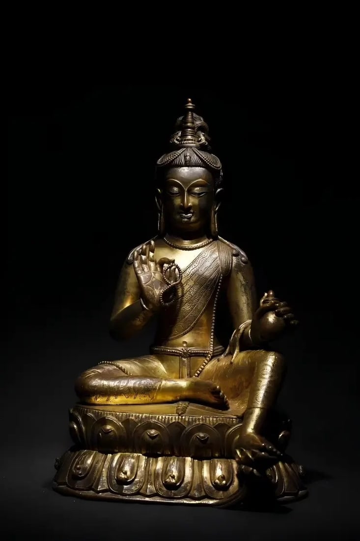 A fine Qing Dynasty gilt bronze statue of Tara from the Tibetan Tradition (1 of 7)