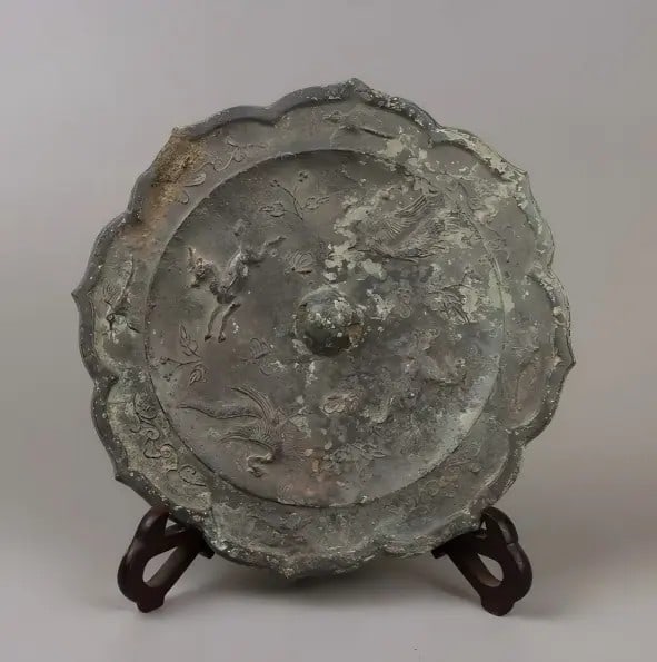 A fine Tang Dynasty octagonal bird-and-beast mirror: Tang Dynasty: Octagonal Bird and Beast Running Mirror SIZE: D:20.5cm W:1159g (The Dimensions Of All Batches Are Manually Measured.If You Need More Detailed Information, Please Contact Our Customer Ser