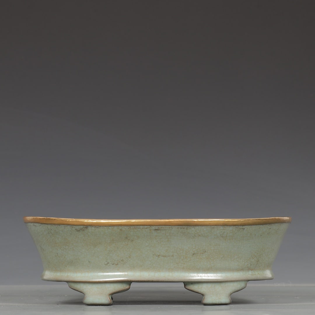 A fine Song Dynasty Ru kiln celadon glaze gold-rimmed jewel-inlaid narcissus basin: Song Dynasty Ru kiln sky-blue glazed gold-rimmed narcissus basin with gemstones SIZE: H:7.5cm D:23.2cm (The Dimensions Of All Batches Are Manually Measured.If You Need More Detailed Information, Pleas