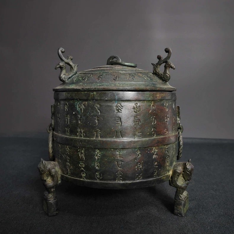 A beautiful Han Dynasty bronze inscribed three-legged zun vessel: Han Dynasty bronze inscribed three-legged vessel SIZE: H:21cm W:20cm D:17cm W:2750g (The Dimensions Of All Batches Are Manually Measured.If You Need More Detailed Information, Please Contact Our Custo