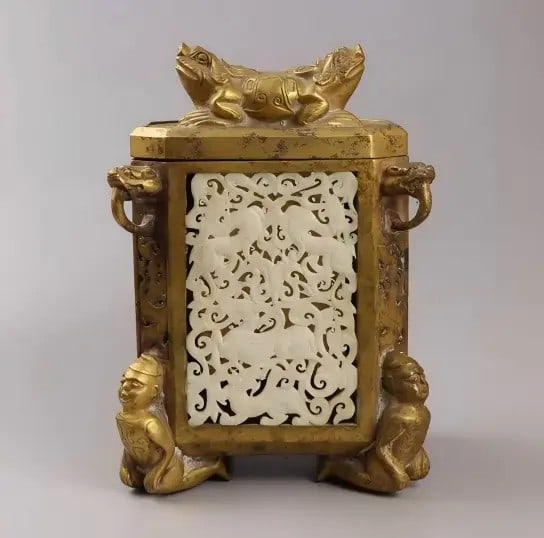 A beautiful Qing Dynasty copper gilded inlaid jade incense burner: Qing Dynasty gilded bronze inlaid jade incense burner SIZE: 17x13.5x25cm W:2788g (The Dimensions Of All Batches Are Manually Measured.If You Need More Detailed Information, Please Contact Our Customer