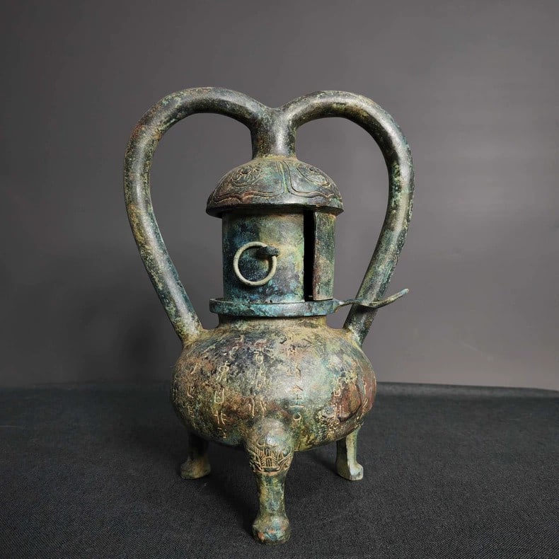 A beautiful Warring States period bronze inscribed tube bronze lamp: Warring States bronze inscriptions and curved tube bronze lamps SIZE: H:29cm W:21cm W:approx. 2500g (The Dimensions Of All Batches Are Manually Measured.If You Need More Detailed Information, Please C