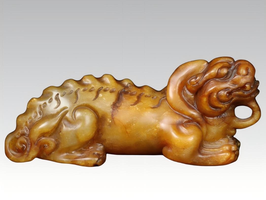 A fine Qing Dynasty Auspicious Beast handle piece: Qing Dynasty Auspicious Beast Handle Piece SIZE: 5x12x4cm W:226g (The Dimensions Of All Batches Are Manually Measured.If You Need More Detailed Information, Please Contact Our Customer Service Before 