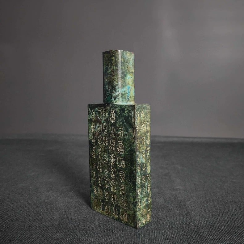 A fine bronze square sheng from the Warring States period of Shang Yang: During the Warring States period, Shang Yang was bronze and square in the sheng (square cup). SIZE: L:18.7cm W:7cm (The Dimensions Of All Batches Are Manually Measured.If You Need More Detailed Inform