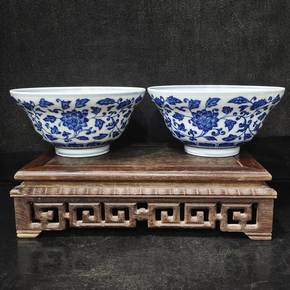 A fine Qing Dynasty blue-and-white bowl with entwined lotus branches and a bamboo hat: Qing Dynasty blue-and-white lotus with entwined branches and a bowl with a straw hat SIZE: W:17cm H:9cm (The Dimensions Of All Batches Are Manually Measured.If You Need More Detailed Information, Plea