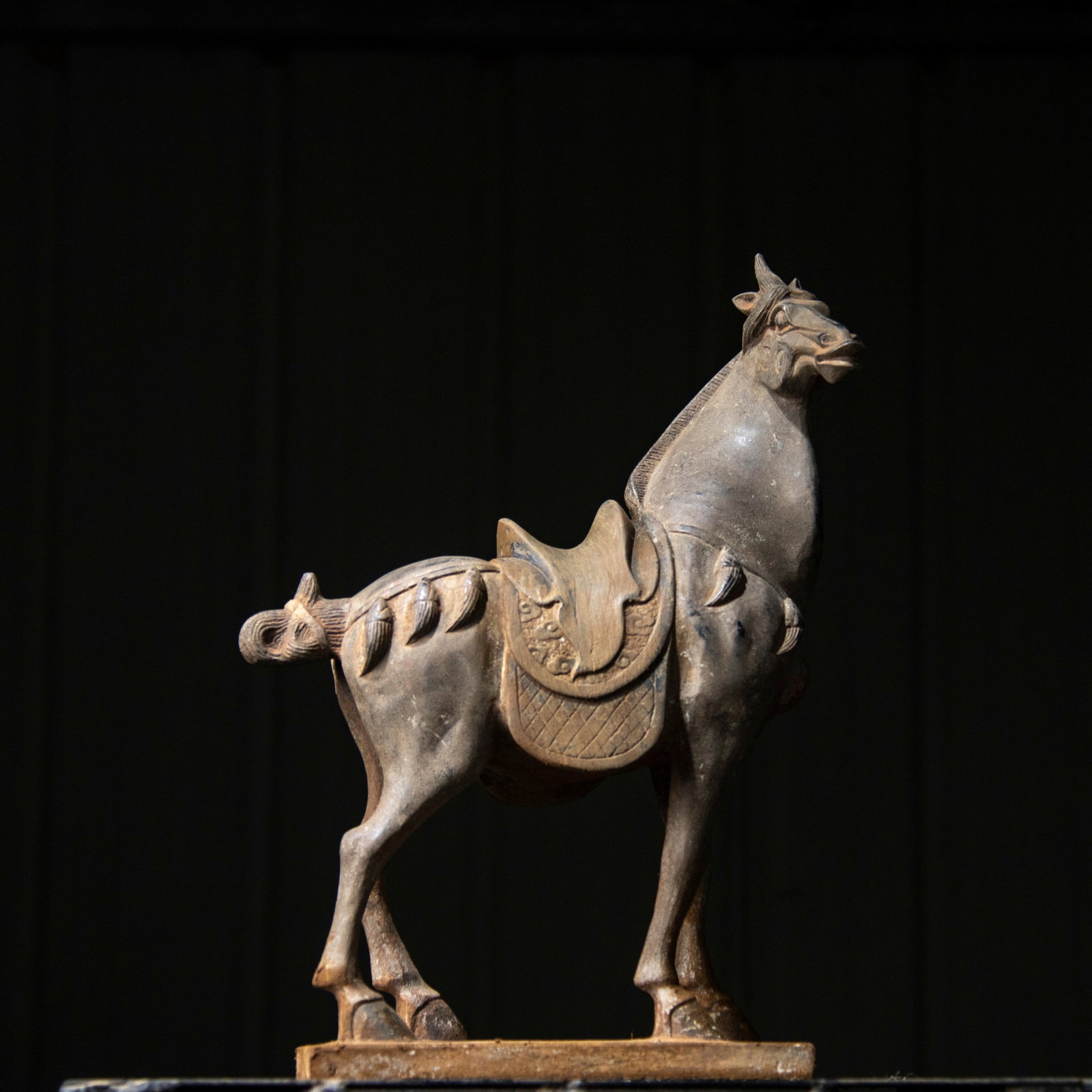 A fine Han dynasty bluestone stone horse: Han dynasty bluestone stone horse SIZE: H:60cm L:78cm W:35cm (The Dimensions Of All Batches Are Manually Measured.If You Need More Detailed Information, Please Contact Our Customer Service Before Bidd
