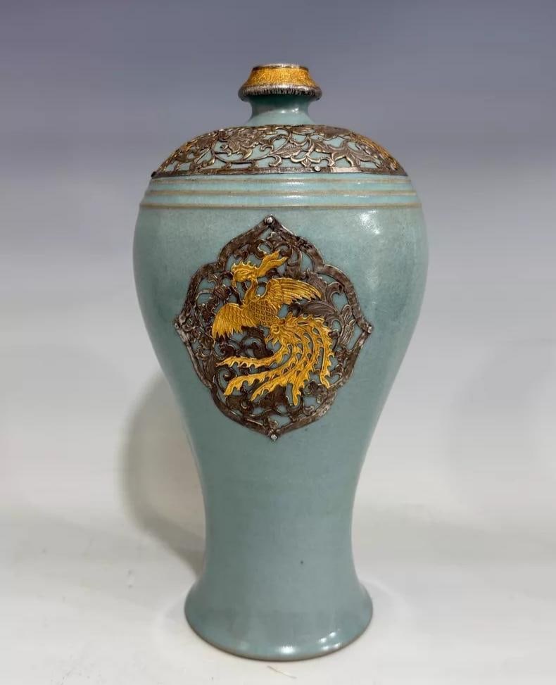 A fine Song Dynasty Ru kiln sky-blue glazed plum vase: Song Dynasty Ru kiln sky-blue glazed plum vase SIZE: H: approx. 16cm D: approx. 3.5cm Base diameter approx. 3.5cm (The Dimensions Of All Batches Are Manually Measured.If You Need More Detailed Informa