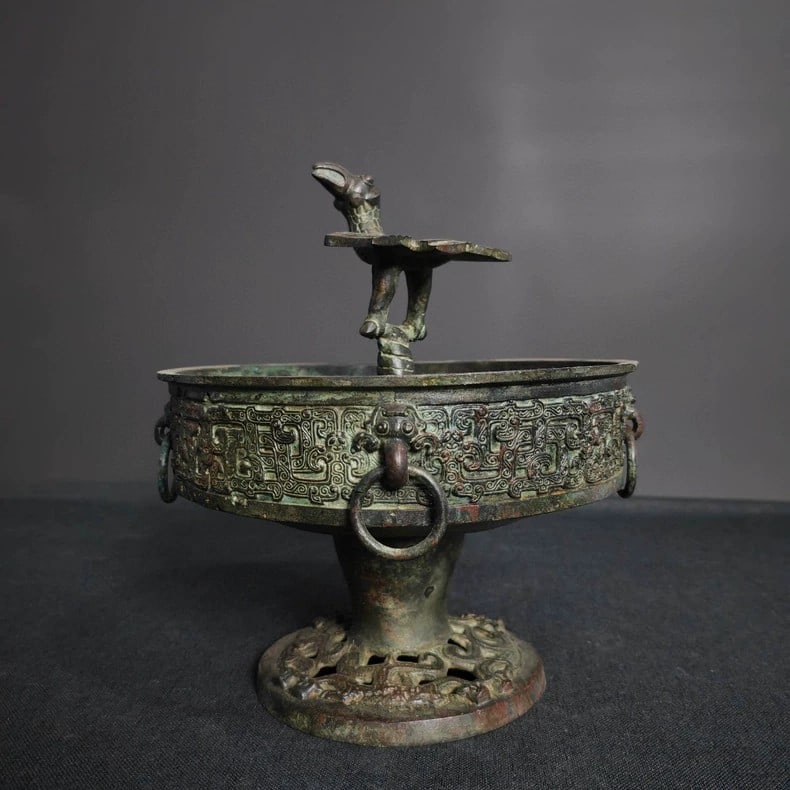 A fine bronze basin with eagle pillars from the Warring States period of Zhongshan: Bronze basin with eagle pillars in the Warring States Zhongshan Kingdom SIZE: H:23cm W:22cm Calibre:20.5cm W:2400g (The Dimensions Of All Batches Are Manually Measured.If You Need More Detailed Inform