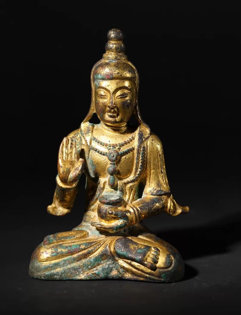 A fine gilt bronze seated Guanyin from the Tang Dynasty: Tang Dynasty gilt bronze seated statue of Guanyin SIZE: H:10.5cm (The Dimensions Of All Batches Are Manually Measured.If You Need More Detailed Information, Please Contact Our Customer Service Before 