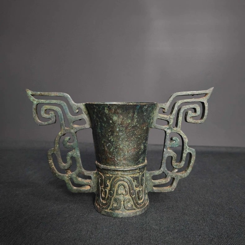 A fine Han Dynasty bronze double-handled cup: Han dynasty bronze double-handled cup SIZE: H:14cm W:21.5cm D:8.5cm W:950g (The Dimensions Of All Batches Are Manually Measured.If You Need More Detailed Information, Please Contact Our Customer Servi