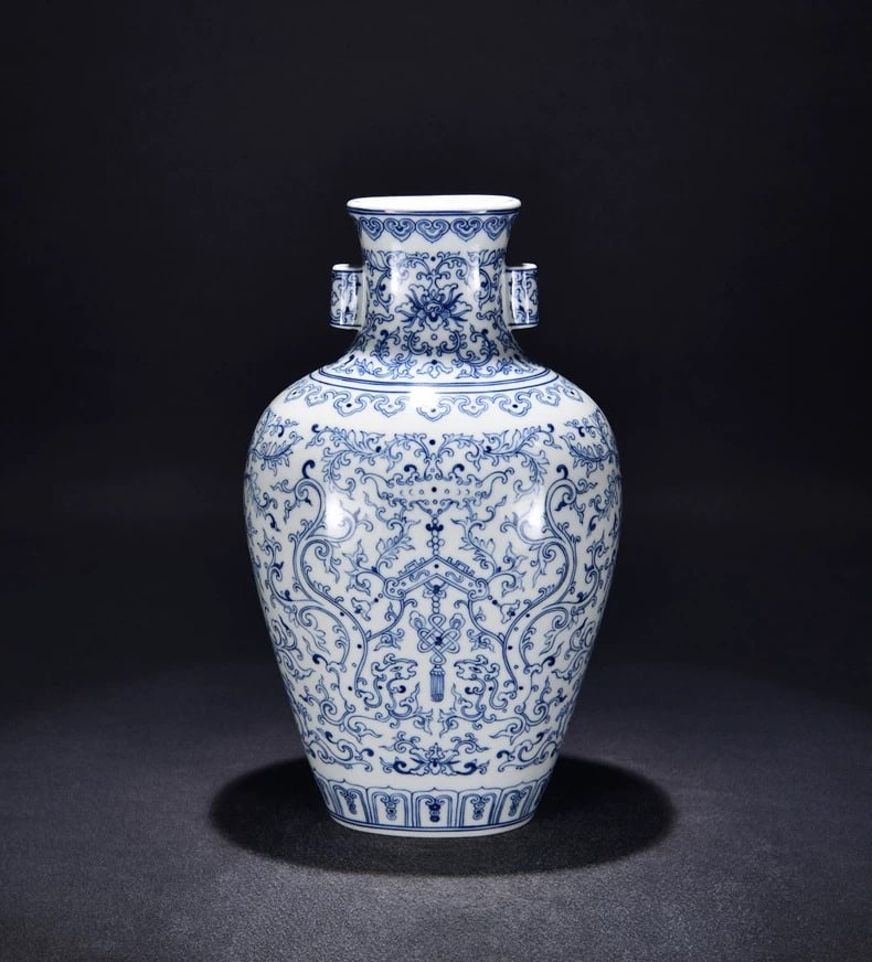 A fine Qing Dynasty Qianlong blue-and-white kui dragon scrolled zun with entwined branches: Qing Dynasty Qianlong blue-and-white kui dragon scrolled zun with entwined branches SIZE: 36x21cm (The Dimensions Of All Batches Are Manually Measured.If You Need More Detailed Information, Please