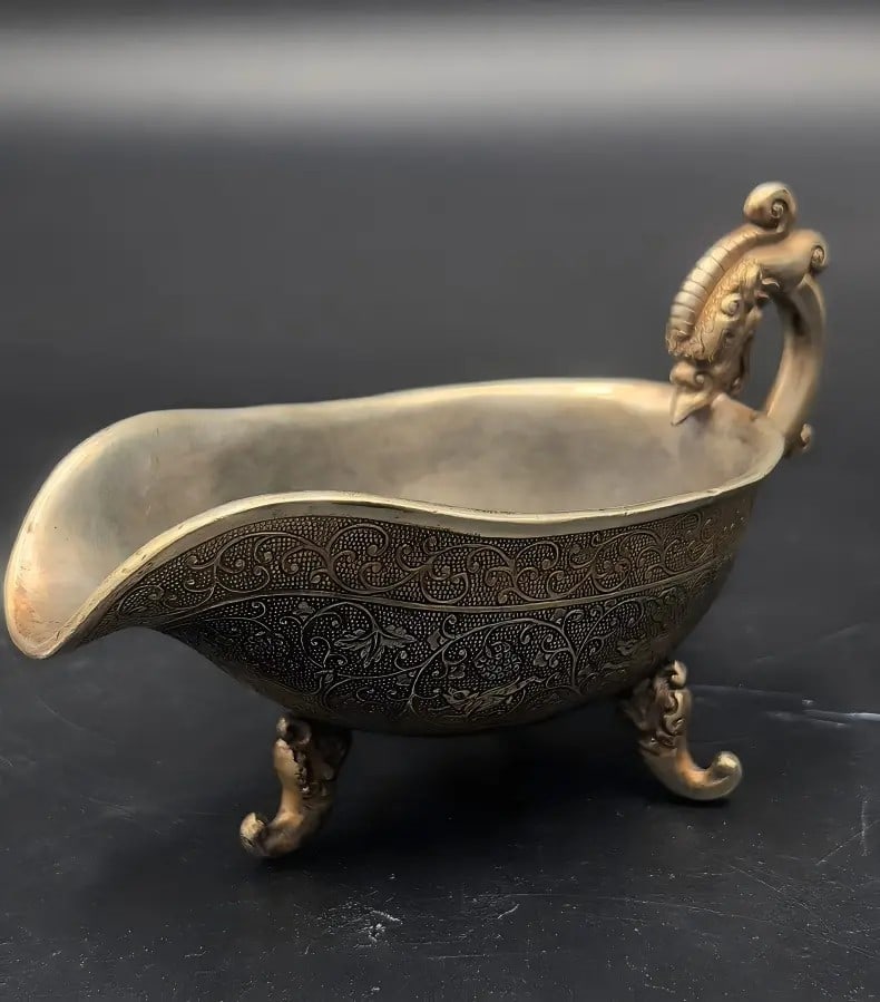 A fine Qing Dynasty gilded bronze tripod dragon-handle cup: Qing Dynasty gilt bronze tripod dragon-handle cup SIZE: L:12cm (The Dimensions Of All Batches Are Manually Measured.If You Need More Detailed Information, Please Contact Our Customer Service Before Bi