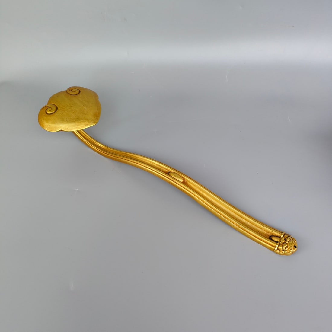 A fine Qing Dynasty gilded bronze ruyi: Qing Dynasty gilded copper ruyi SIZE: L:33cm W:8cm W:652g (The Dimensions Of All Batches Are Manually Measured.If You Need More Detailed Information, Please Contact Our Customer Service Before Bidding