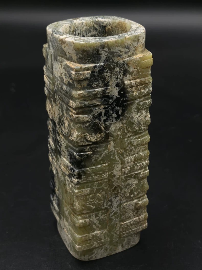 A fine Liangzhu culture jade cong: The Liangzhu culture jade cong SIZE: Approximately 17x6cm (The Dimensions Of All Batches Are Manually Measured.If You Need More Detailed Information, Please Contact Our Customer Service Before Bidding