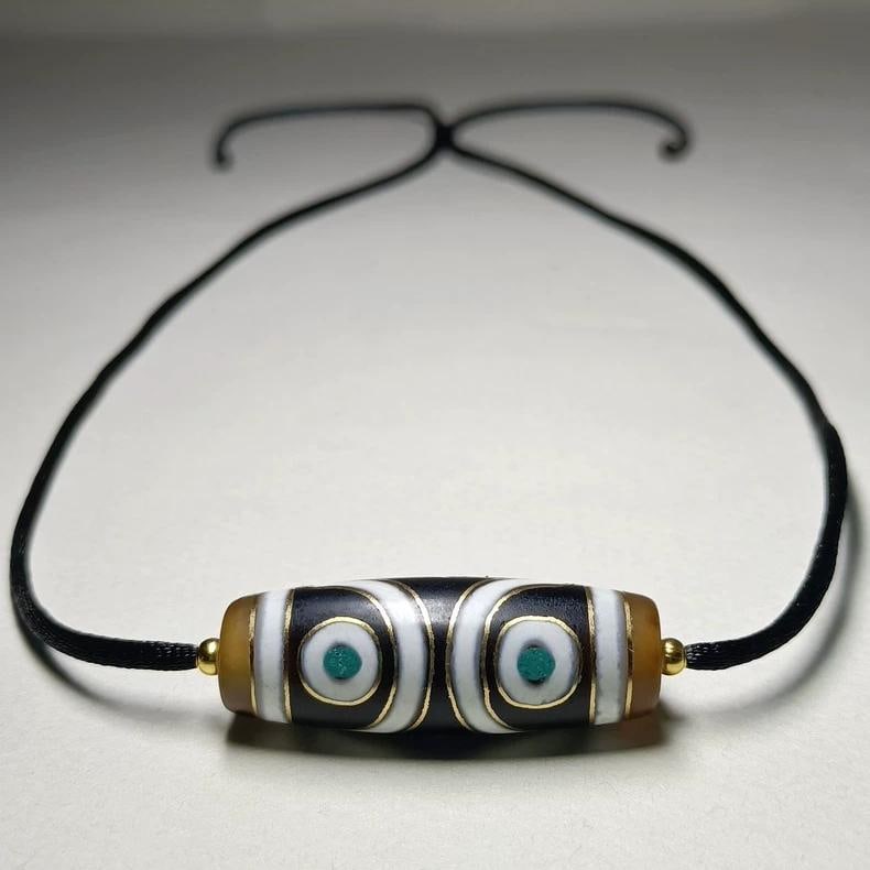 A beautiful Qing Dynasty gold-threaded three-eyed Dzi bead inlaid with turquoise: A three-eyed Dzi bead inlaid with turquoise in the Qing Dynasty is inlaid with gold thread SIZE: 3.8x1.4 cm W:14g (The Dimensions Of All Batches Are Manually Measured.If You Need More Detailed Informa