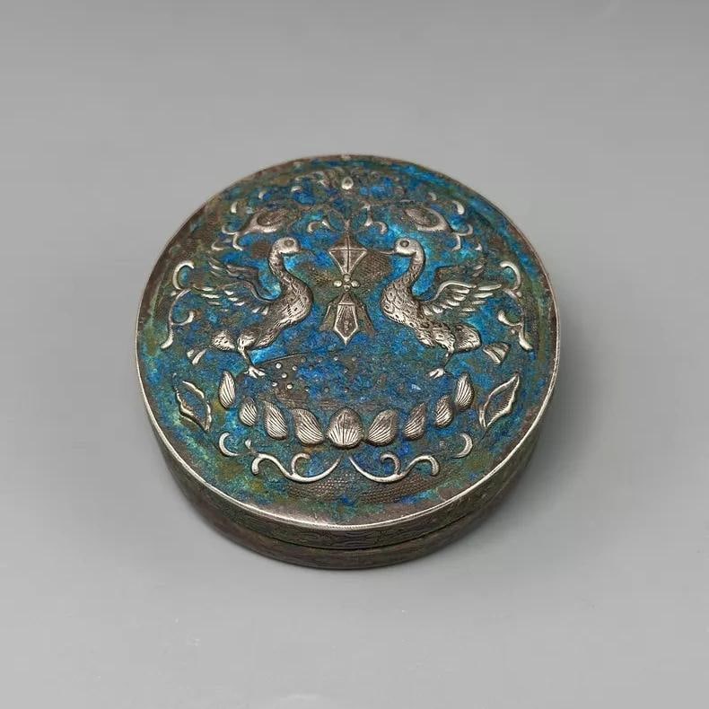 A fine Tang dynasty pure silver powder box with double wild geese pattern: Tang dynasty pure silver double goose pattern powder box SIZE: D:6.6cm H:3.1cm W:78g (The Dimensions Of All Batches Are Manually Measured.If You Need More Detailed Information, Please Contact Our Cust