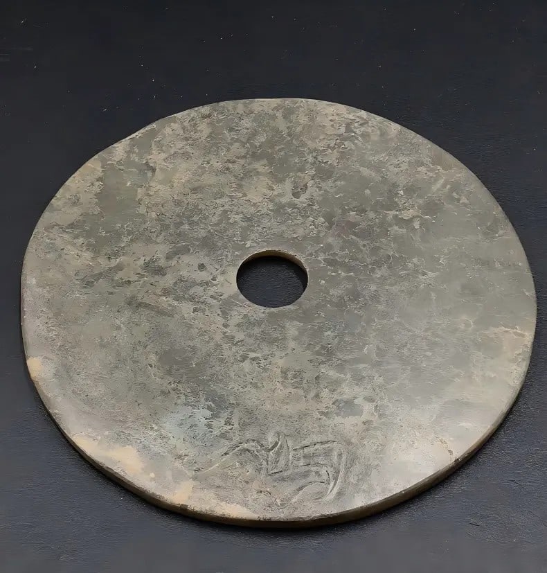 A beautiful Han Dynasty jade bi: A jade disc from the Han dynasty SIZE: 12cm (The Dimensions Of All Batches Are Manually Measured.If You Need More Detailed Information, Please Contact Our Customer Service Before Bidding.)