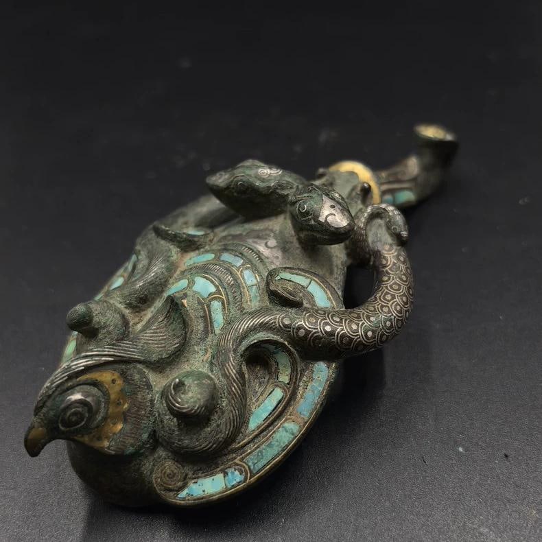 A fine Han Dynasty bronze belt hook: Han dynasty bronze belt hook SIZE: 16cm (The Dimensions Of All Batches Are Manually Measured.If You Need More Detailed Information, Please Contact Our Customer Service Before Bidding.)