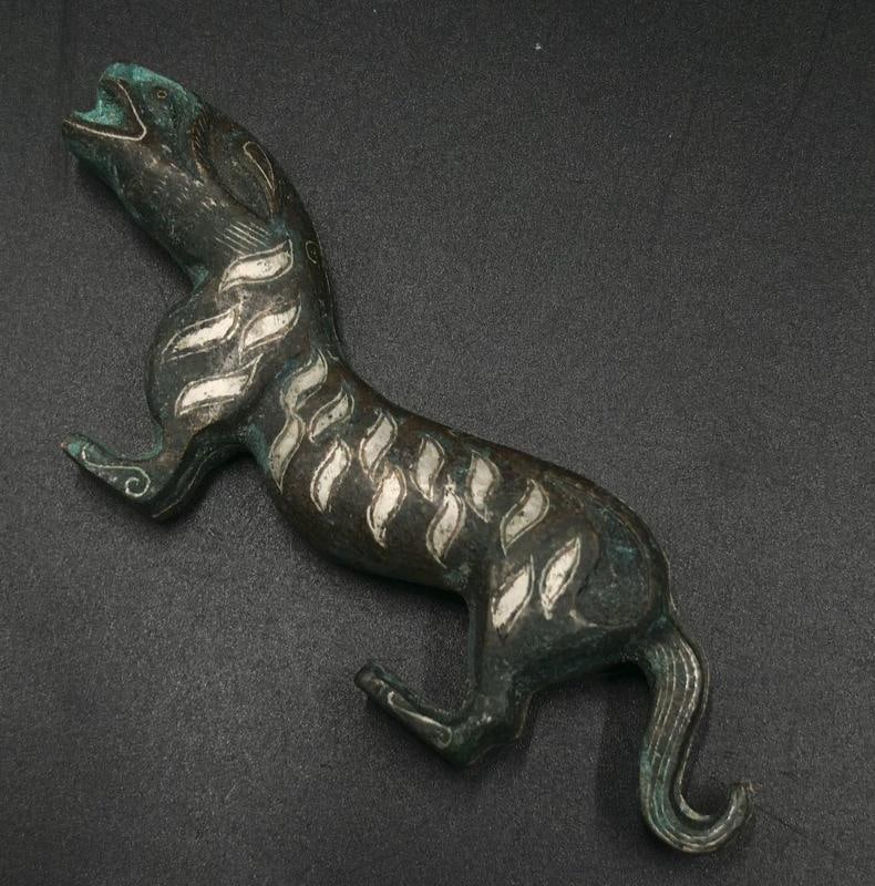A fine Han dynasty bronze tiger talisman inlaid with gold and silver: Han dynasty bronze tiger tally inlaid with gold and silver SIZE: 14cm (The Dimensions Of All Batches Are Manually Measured.If You Need More Detailed Information, Please Contact Our Customer Service Be