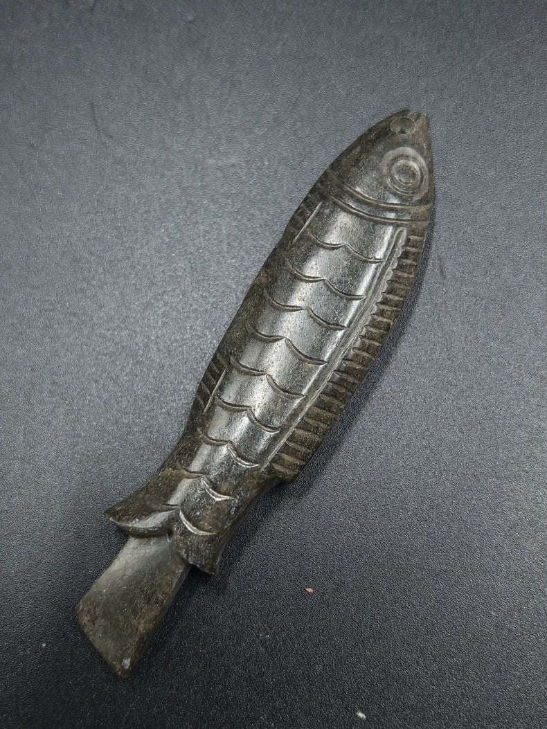 A beautiful Han Dynasty jade fish: Han dynasty jade fish SIZE: L: Approximately 10cm (The Dimensions Of All Batches Are Manually Measured.If You Need More Detailed Information, Please Contact Our Customer Service Before Bidding.)