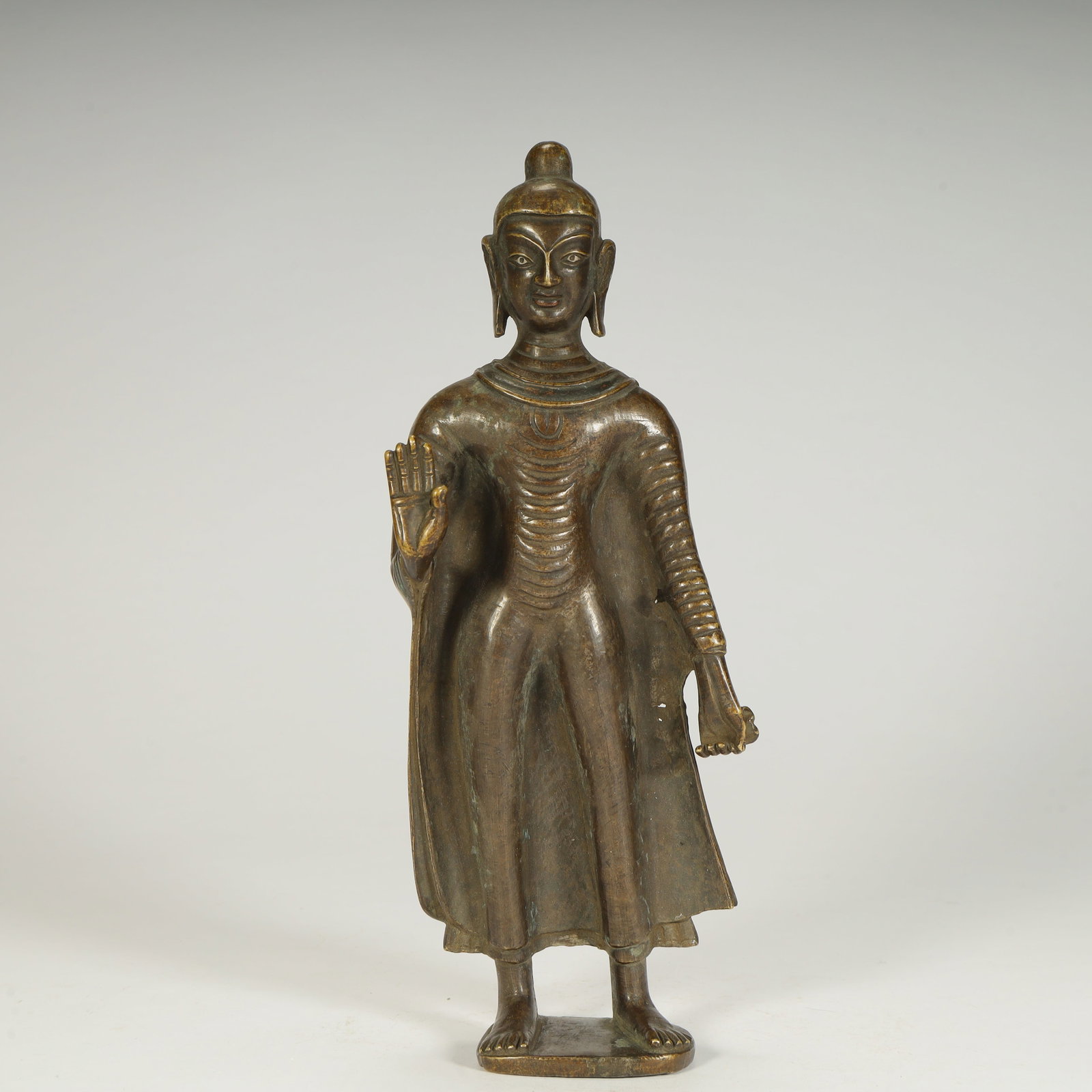 A fine Song Dynasty bronze standing statue of Shakyamuni Buddha: Bronze statue of Shakyamuni Buddha from the Song Dynasty SIZE: H: 22cm L: 8.5cm W: 6cm W: 1.1kg (The Dimensions Of All Batches Are Manually Measured.If You Need More Detailed Information, Please Conta