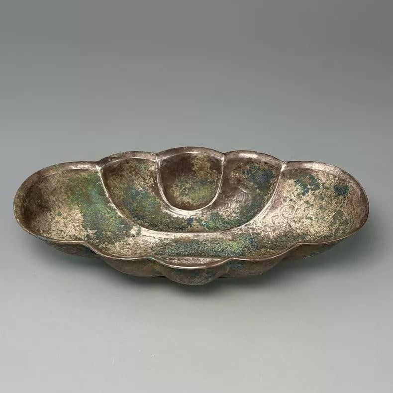 A fine Tang Dynasty pure silver crabapple cup: Tang dynasty pure silver crabapple cup SIZE: L:14.9cm W:8.1cm H:4.3cm W:102g (The Dimensions Of All Batches Are Manually Measured.If You Need More Detailed Information, Please Contact Our Customer Ser