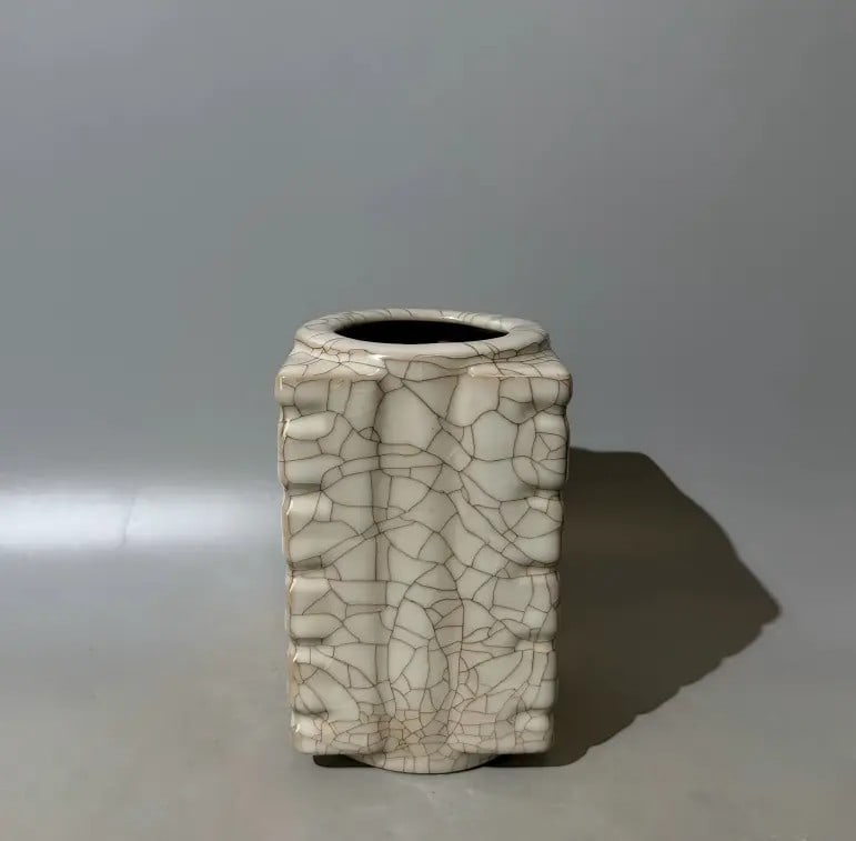 A fine Song Dynasty Ge kiln cong-style vase (1 of 6)