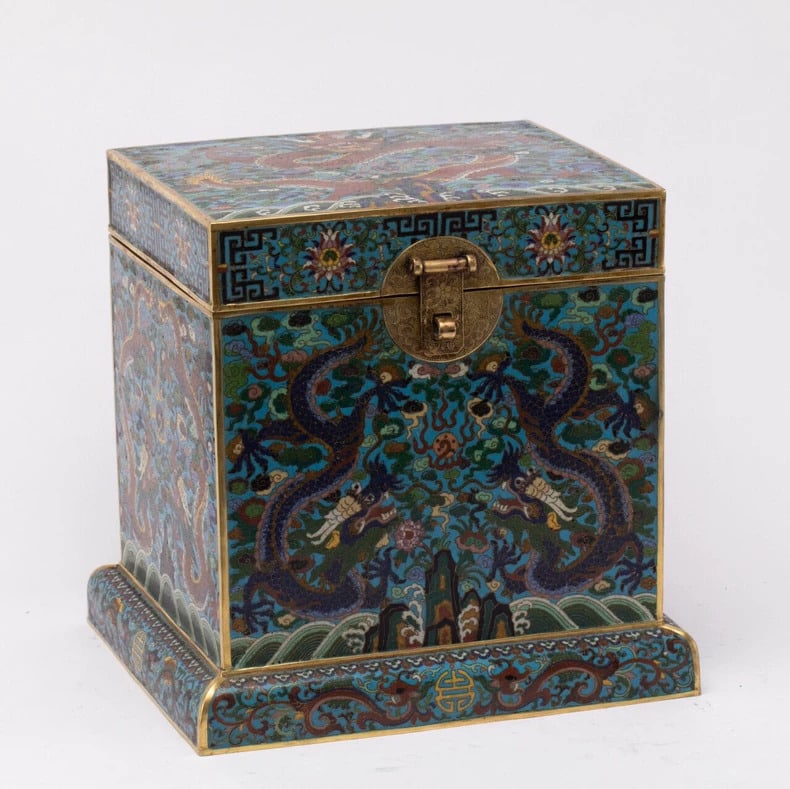 A beautiful Qing Dynasty cloisonne dragon patterned box: Qing Dynasty cloisonne dragon patterned box SIZE: L:30cm W:26cm H:30cm W:8400g (The Dimensions Of All Batches Are Manually Measured.If You Need More Detailed Information, Please Contact Our Customer S