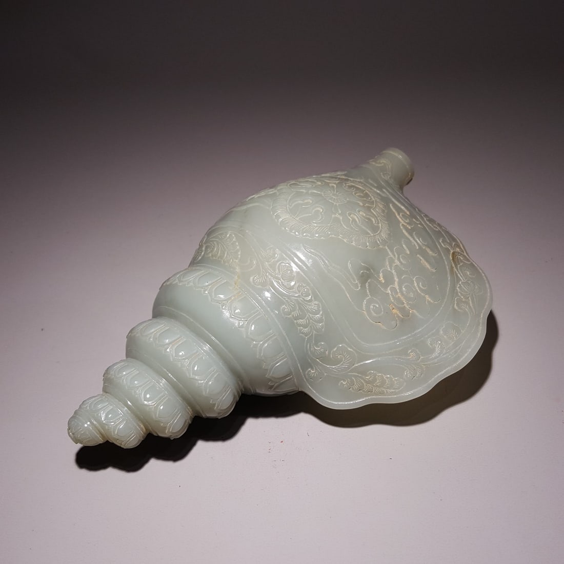 A beautiful Qing Dynasty Hetian jade conch shell: Qing Dynasty Hetian jade conch SIZE: 20.5x12.2x6.1cm W:863g (The Dimensions Of All Batches Are Manually Measured.If You Need More Detailed Information, Please Contact Our Customer Service Before Biddi