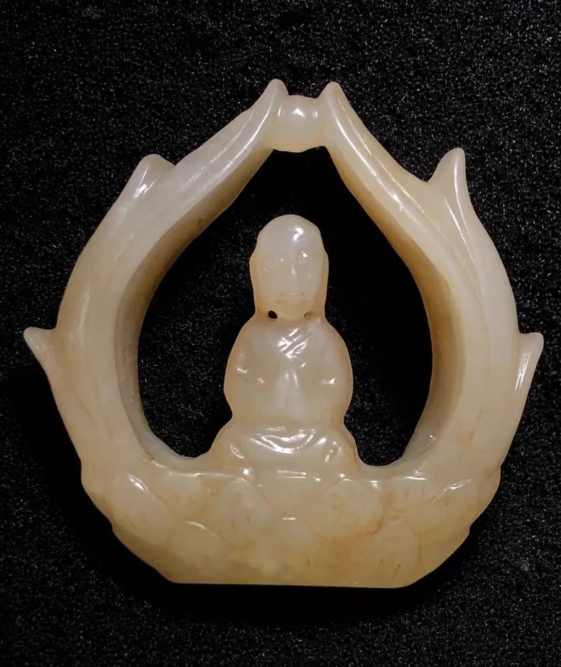 A beautiful Song Dynasty jade Buddha: Song Dynasty Jade Buddha SIZE: L:4.7cm W:4.5cm W:1.1cm W:21.1g (The Dimensions Of All Batches Are Manually Measured.If You Need More Detailed Information, Please Contact Our Customer Service Before Bi