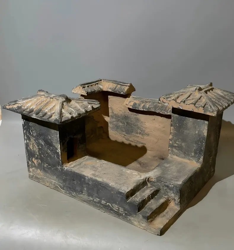 A fine Han Dynasty gray pottery pigpen: Han Dynasty gray pottery pigsty SIZE: Approx. L: 24cm, W: 18cm, H: 21cm (The Dimensions Of All Batches Are Manually Measured.If You Need More Detailed Information, Please Contact Our Customer Service 