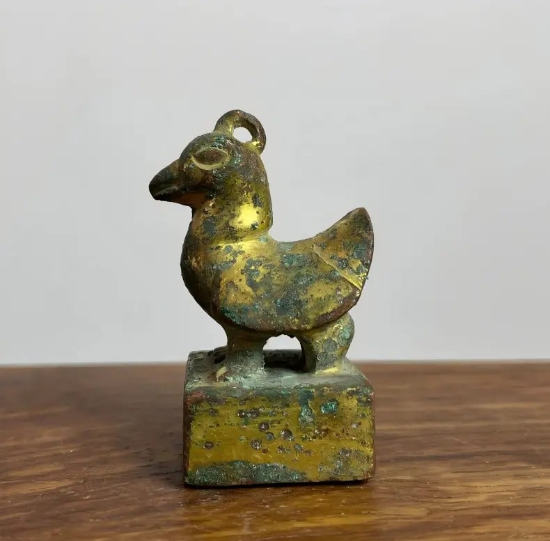 A fine Han dynasty gilded bronze seal: Han dynasty bronze gilt seal SIZE: H: approximately 3.5cm (The Dimensions Of All Batches Are Manually Measured.If You Need More Detailed Information, Please Contact Our Customer Service Before Bidding