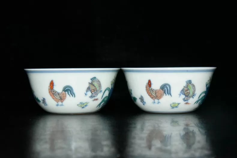 A pair of exquisite Ming Dynasty Chenghua doucai chicken jar cups: A pair of Ming dynasty Chenghua doucai chicken jar cups SIZE: 3.8x8.4cm (The Dimensions Of All Batches Are Manually Measured.If You Need More Detailed Information, Please Contact Our Customer Service 