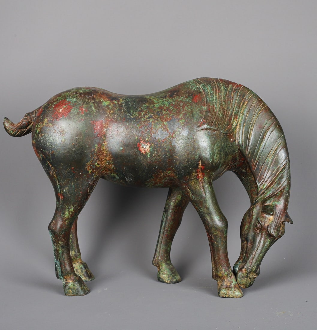 A fine Han Dynasty bronze water-drinking horse: Han dynasty bronze water-drinking horse SIZE: W:4230g L:38cm W:14cm H:27cm (The Dimensions Of All Batches Are Manually Measured.If You Need More Detailed Information, Please Contact Our Customer Servi