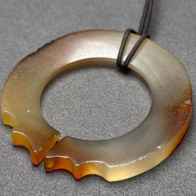 A beautiful Qing Dynasty agate jue pendant: Qing Dynasty agate pendant SIZE: 6.2x0.8cm (The Dimensions Of All Batches Are Manually Measured.If You Need More Detailed Information, Please Contact Our Customer Service Before Bidding.)