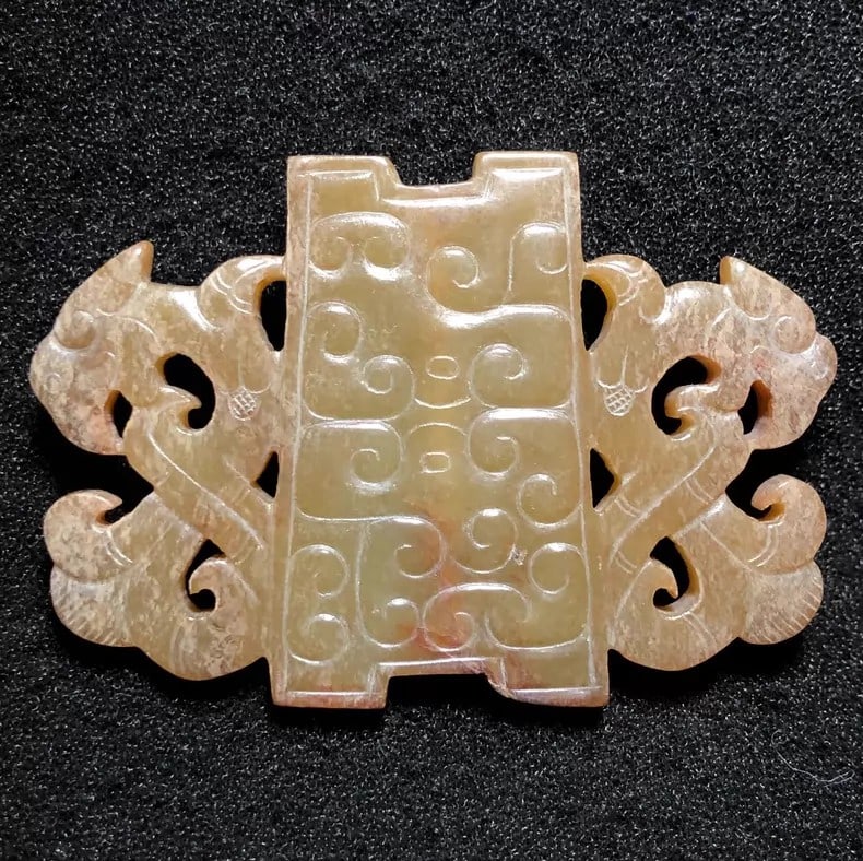 A beautiful Han dynasty jade double phoenix pendant: Han dynasty jade double phoenix pendants SIZE: L:5.3cm W:3.7cm W:0.5cm W:18.5g (The Dimensions Of All Batches Are Manually Measured.If You Need More Detailed Information, Please Contact Our Customer S