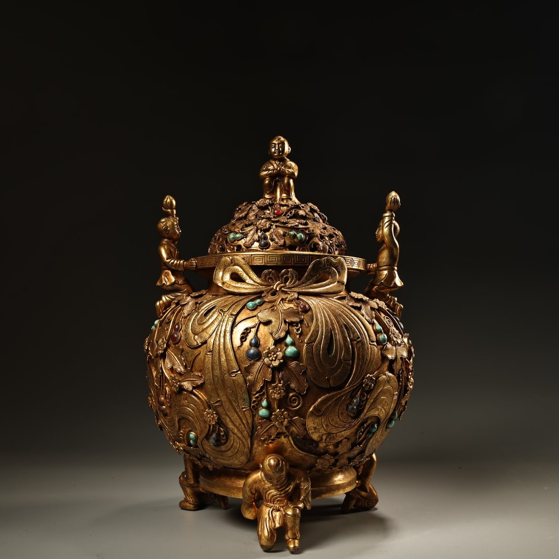 A fine Qing Dynasty high-relief engraved gilded incense burner with a child incense burner set with: Qing Dynasty high-relief engraved gilded gemstone child incense burner SIZE: W:3600g H:32cm W:19cm (The Dimensions Of All Batches Are Manually Measured.If You Need More Detailed Information, Please Co