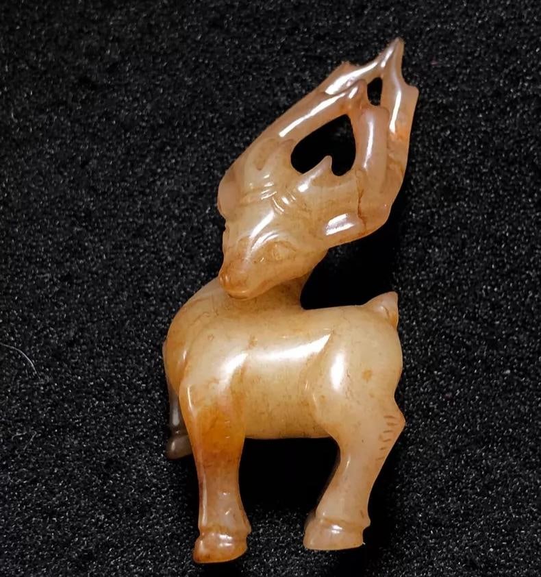 A beautiful Han Dynasty jade deer: Han dynasty jade deer SIZE: L:4.6cm W:2.2cm W:1.5cm W:12.1g (The Dimensions Of All Batches Are Manually Measured.If You Need More Detailed Information, Please Contact Our Customer Service Before Biddi