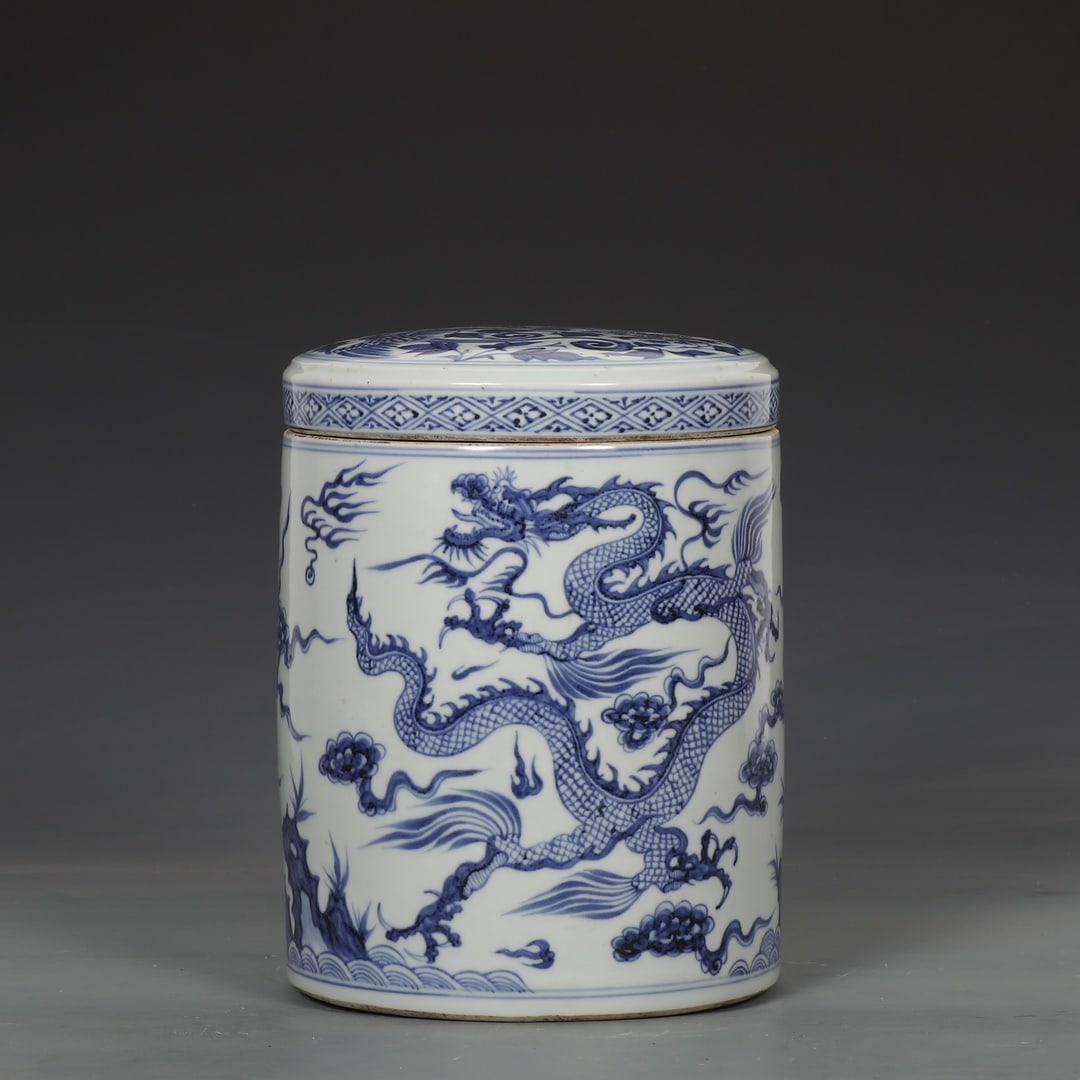 A fine large lidded jar with Yuan dynasty blue and white dragon and phoenix patterns: A large lidded jar with dragon and phoenix patterns from the Yuan dynasty SIZE: H:22cm D:17cm (The Dimensions Of All Batches Are Manually Measured.If You Need More Detailed Information, Please Contact