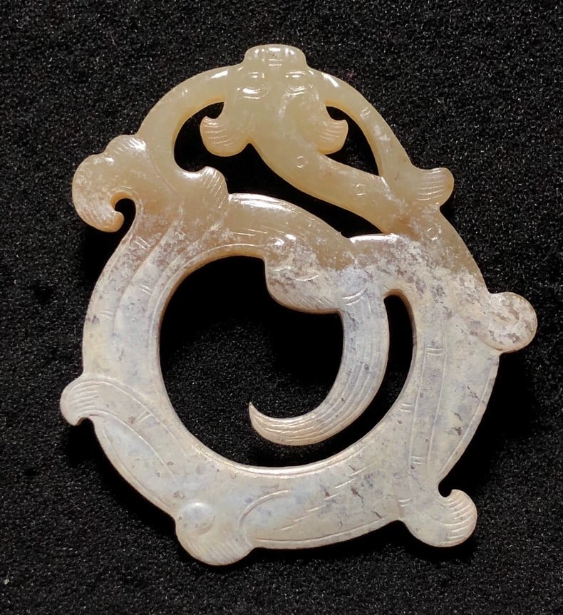 A beautiful Han Dynasty Hetian jade plate dragon pendant: Han Dynasty Hetian jade plate with dragon pendants SIZE: L:5.3cm W:4.8cm W:0.5cm W:16.2g ; (The Dimensions Of All Batches Are Manually Measured.If You Need More Detailed Information, Please Contact Ou