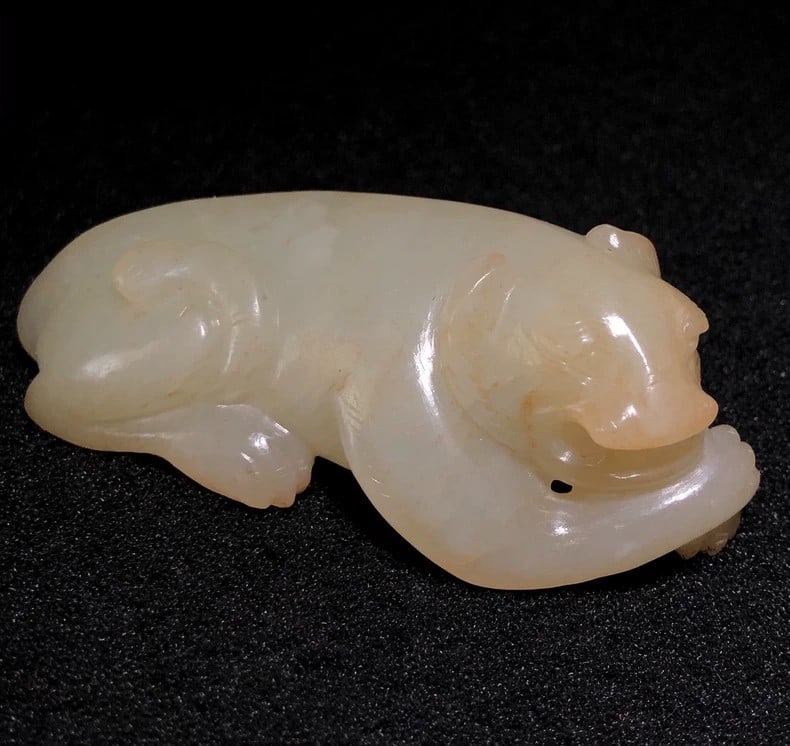 A fine Han Dynasty jade bear ornament (1 of 7)