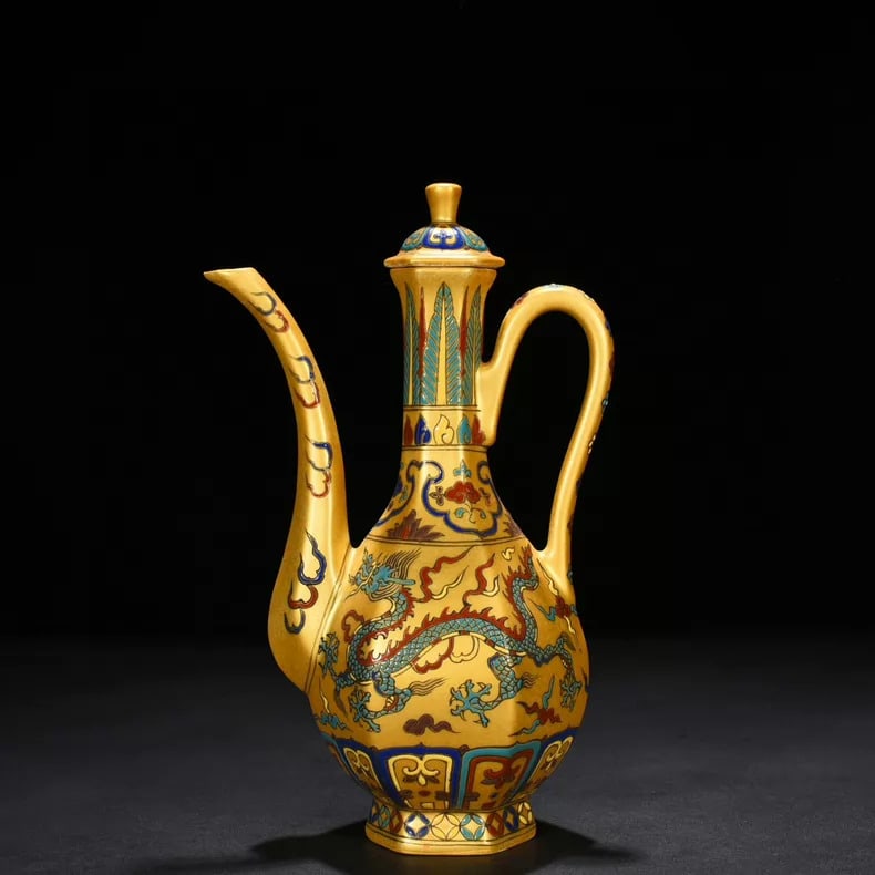 A fine Ming Dynasty Chenghua gold-ground five-color six-sided ewer with dragon and phoenix patterns: Ming Dynasty Chenghua gold-ground five-color dragon and phoenix six-sided ewer SIZE: 25x15cm (The Dimensions Of All Batches Are Manually Measured.If You Need More Detailed Information, Please Contact 