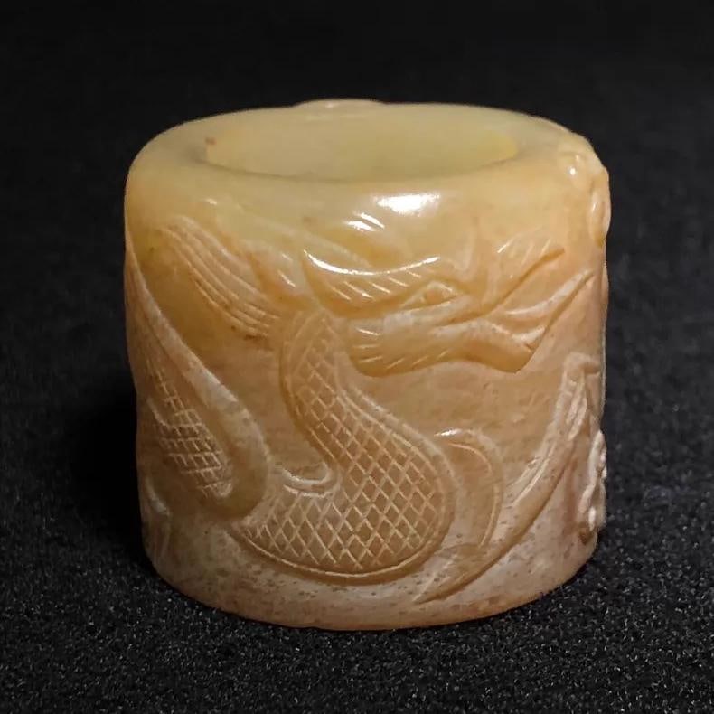 A beautiful Liao-Jin coiled dragon thumb ring: Liao Jin coiled dragon finger ring SIZE: Ring opening 2.17cm W:3.1cm W:50g (The Dimensions Of All Batches Are Manually Measured.If You Need More Detailed Information, Please Contact Our Customer Servi